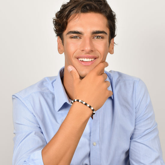 PULSERA ELÁSTICA DE CABALLERO CON PIEDRAS BLANCAS Y NEGRAS Y ELEMENTOS DE ACERO