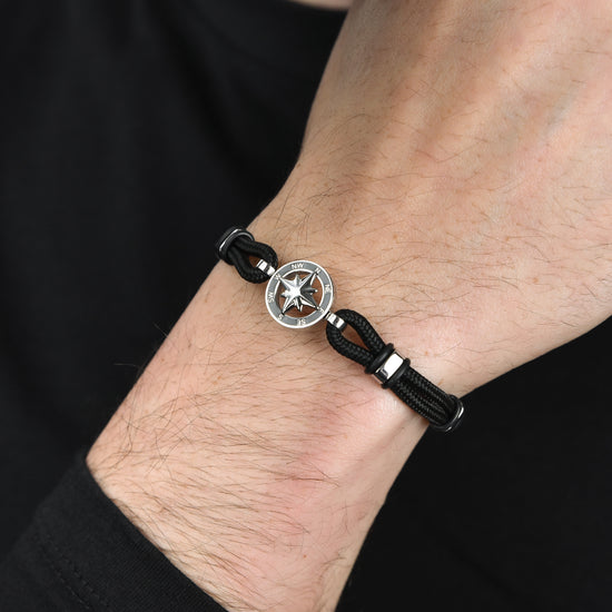 PULSERA DE CABALLERO DE CUERDA NEGRA CON ROSA DE LOS VIENTOS DE ESMALTE NEGRO