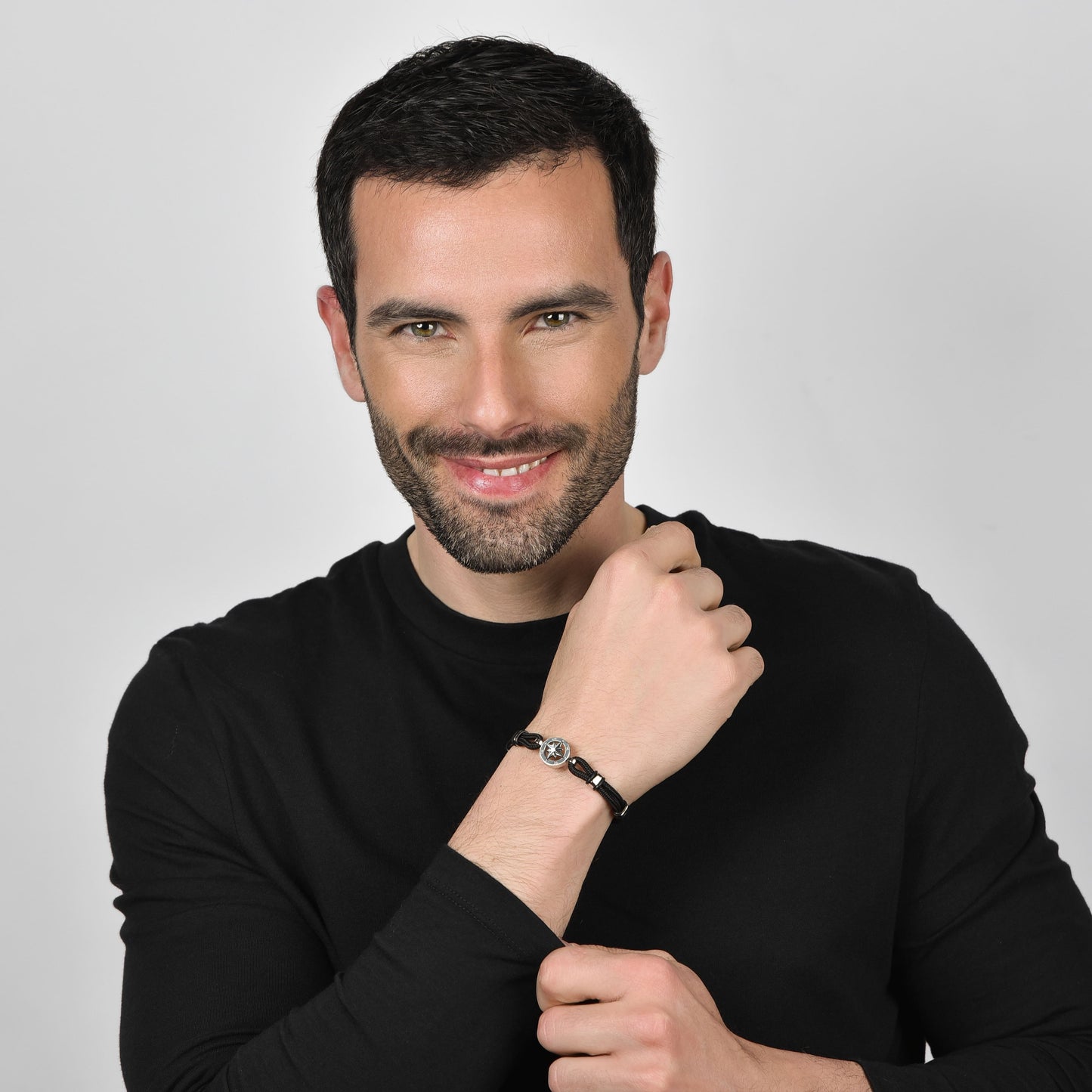 PULSERA DE CABALLERO DE CUERDA NEGRA CON ROSA DE LOS VIENTOS DE ESMALTE NEGRO