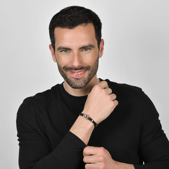 PULSERA DE CABALLERO DE CUERDA NEGRA CON ROSA DE LOS VIENTOS DE ESMALTE NEGRO