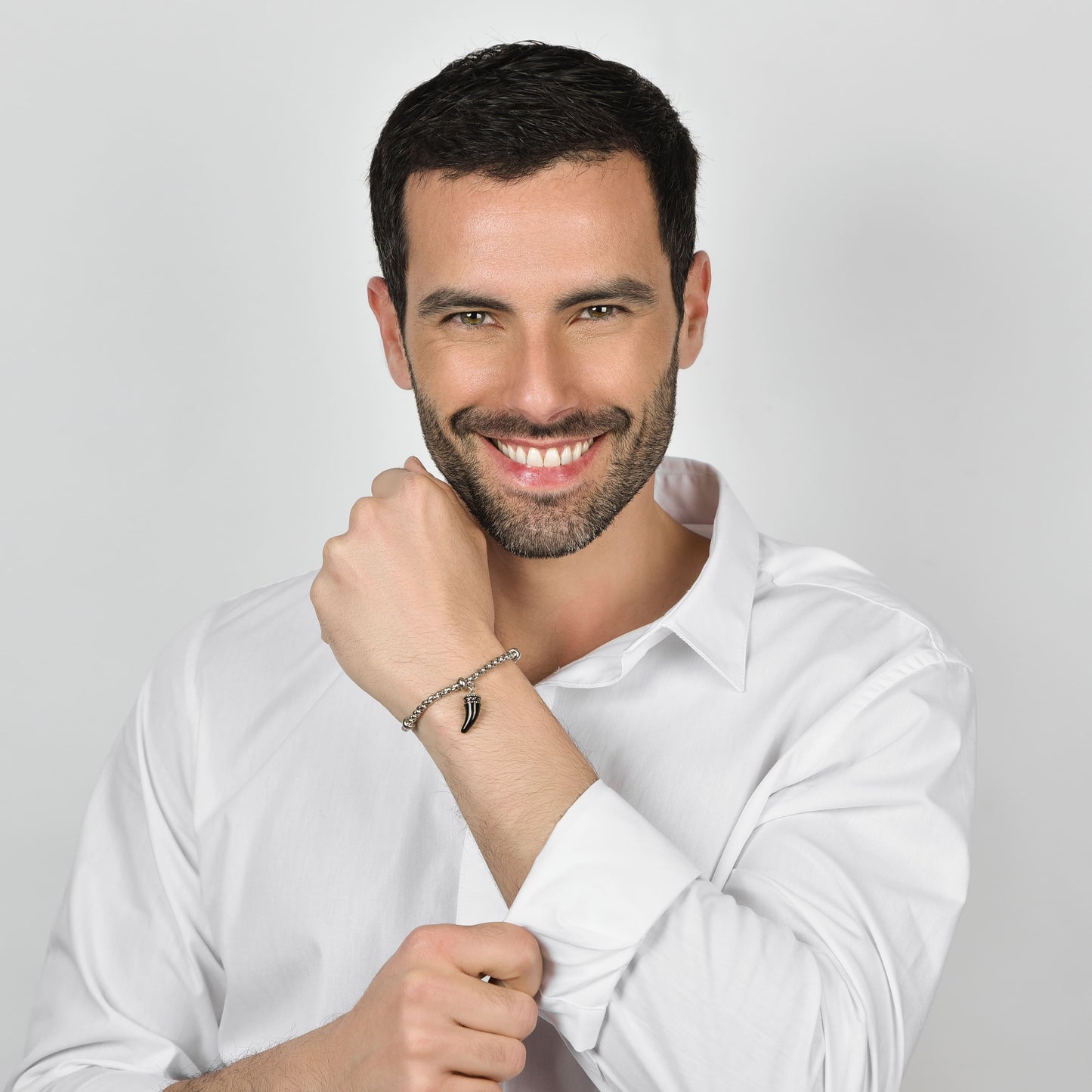 BRAZALETE DE HOMBRE DE ACERO CON CUERNO ESMALTADO NEGRO