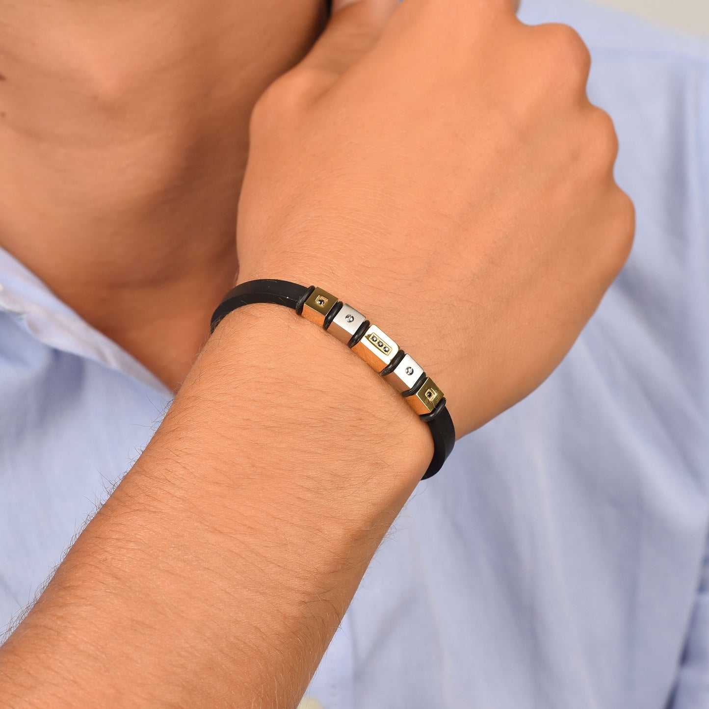 PULSERA DE HOMBRE DE SILICONA NEGRA CON ELEMENTOS DE ACERO IP DORADO
