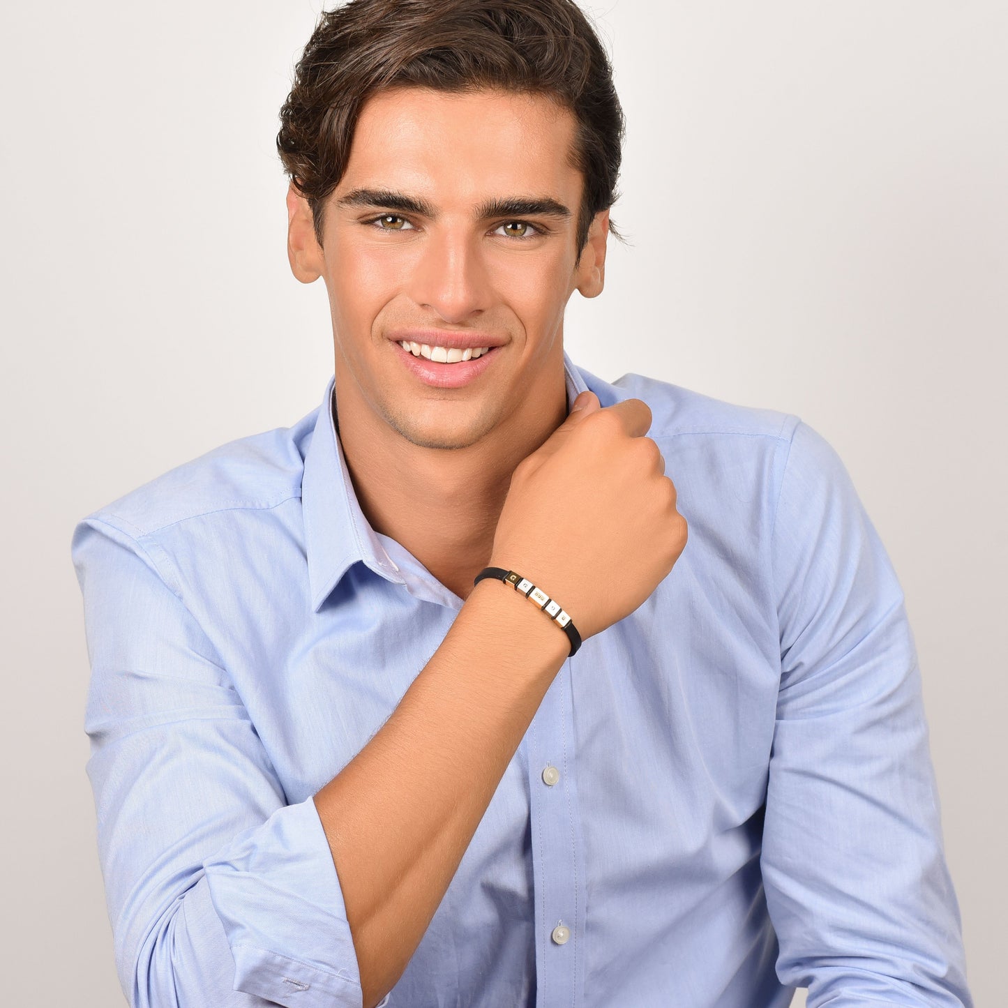 PULSERA DE HOMBRE DE SILICONA NEGRA CON ELEMENTOS DE ACERO IP DORADO