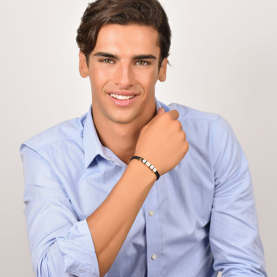PULSERA DE HOMBRE DE SILICONA NEGRA CON ELEMENTOS DE ACERO IP DORADO