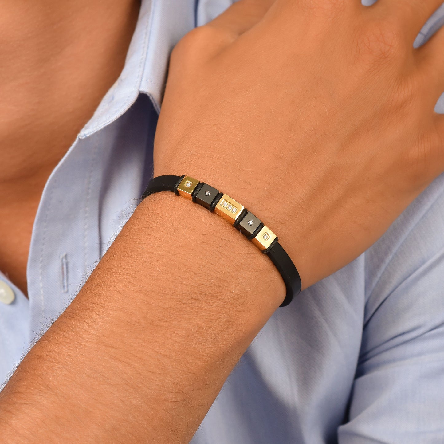 PULSERA DE HOMBRE DE SILICONA NEGRA CON ELEMENTOS IP ORO Y IP ACERO NEGRO