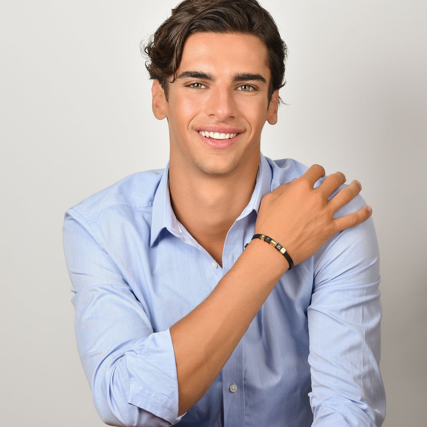 PULSERA DE HOMBRE DE SILICONA NEGRA CON ELEMENTOS IP ORO Y IP ACERO NEGRO