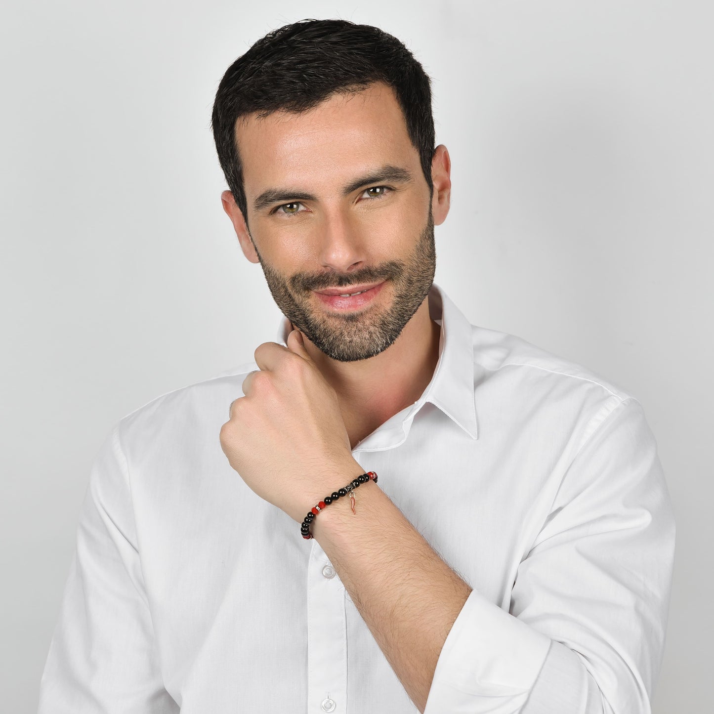 PULSERA ELÁSTICA DE HOMBRE CON PIEDRAS NEGRAS Y ROJAS Y CUERNO ROJO