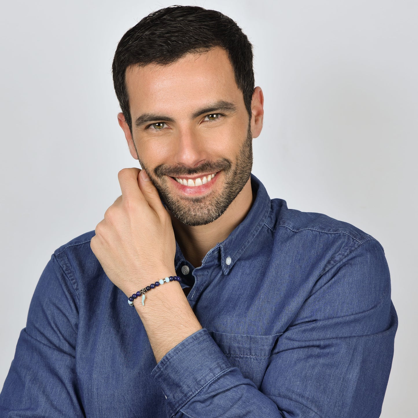 PULSERA ELÁSTICA DE HOMBRE CON PIEDRAS AZULES Y VERDES Y CUERNO TURQUESA