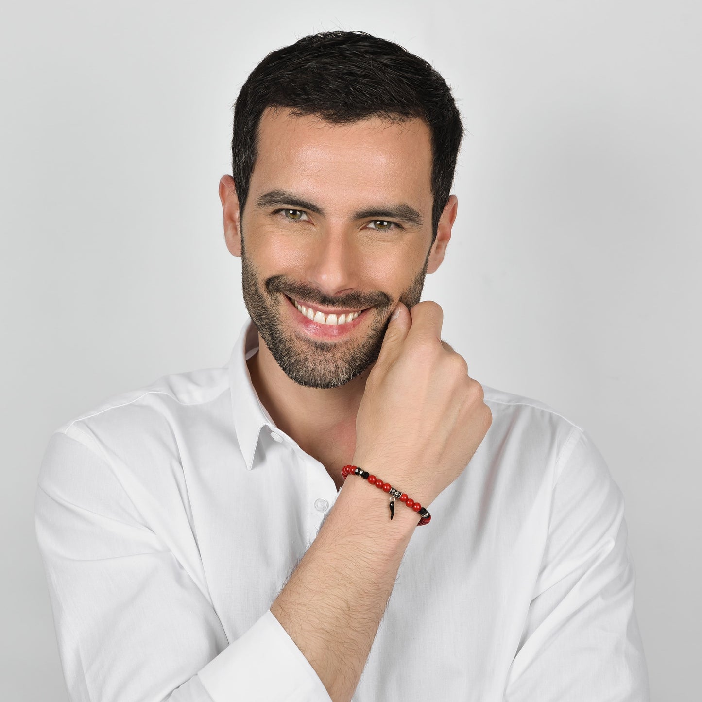 PULSERA ELÁSTICA DE HOMBRE CON PIEDRAS ROJAS Y NEGRAS Y CUERNO NEGRO