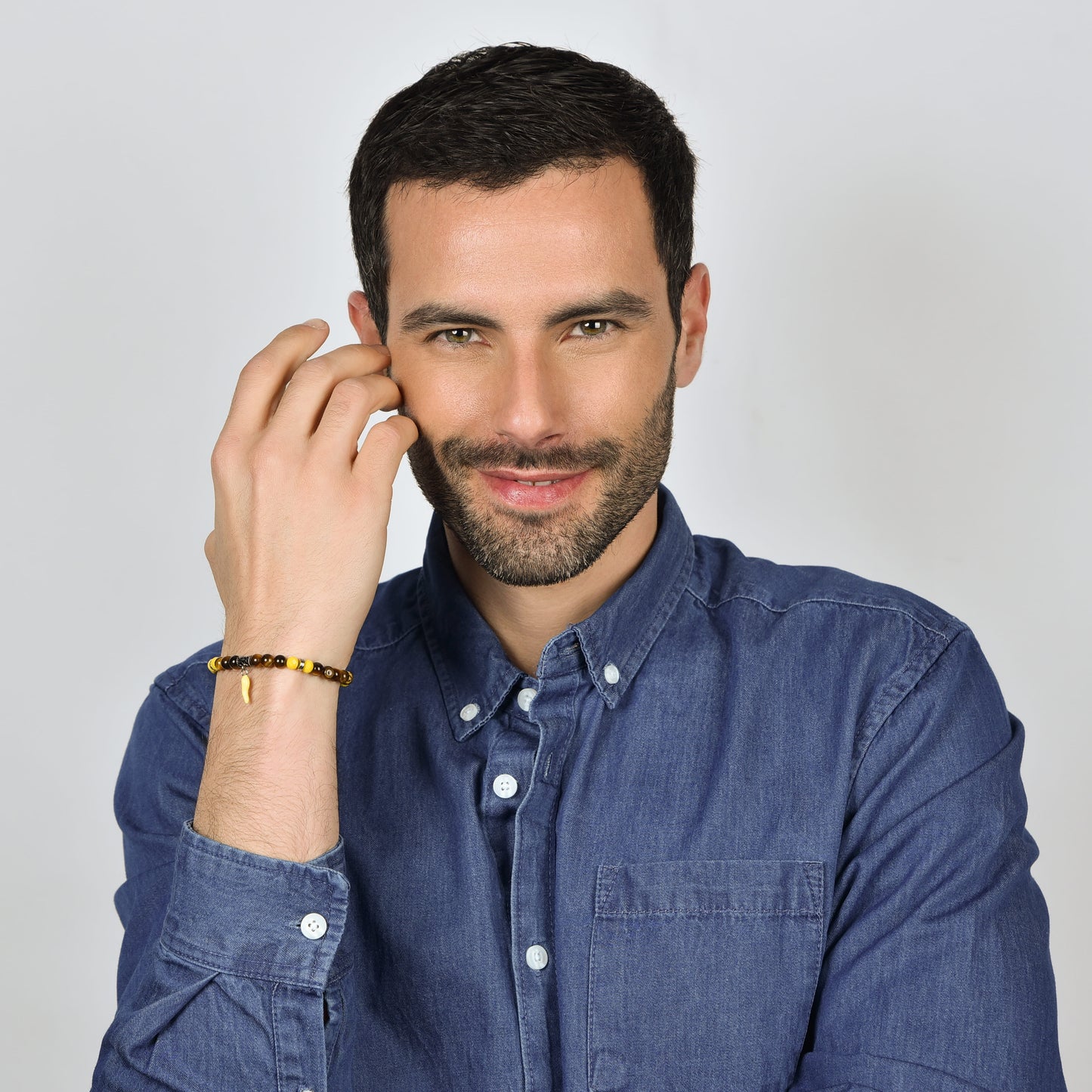 PULSERA ELÁSTICA DE HOMBRE CON PIEDRAS DE OJO DE TIGRE Y CUERNO AMARILLO