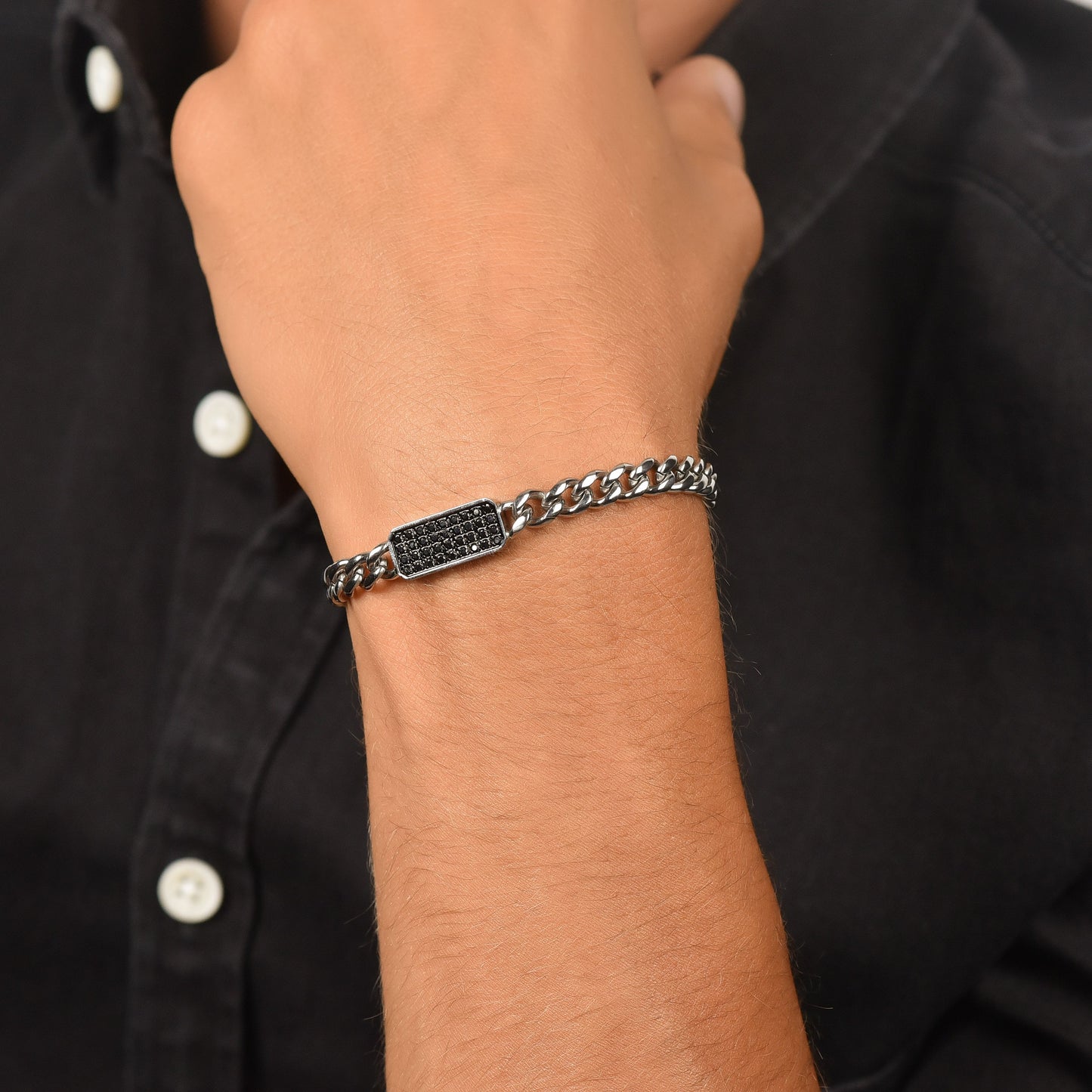BRAZALETE DE ACERO PARA HOMBRE CON ELEMENTO DE CRISTAL NEGRO