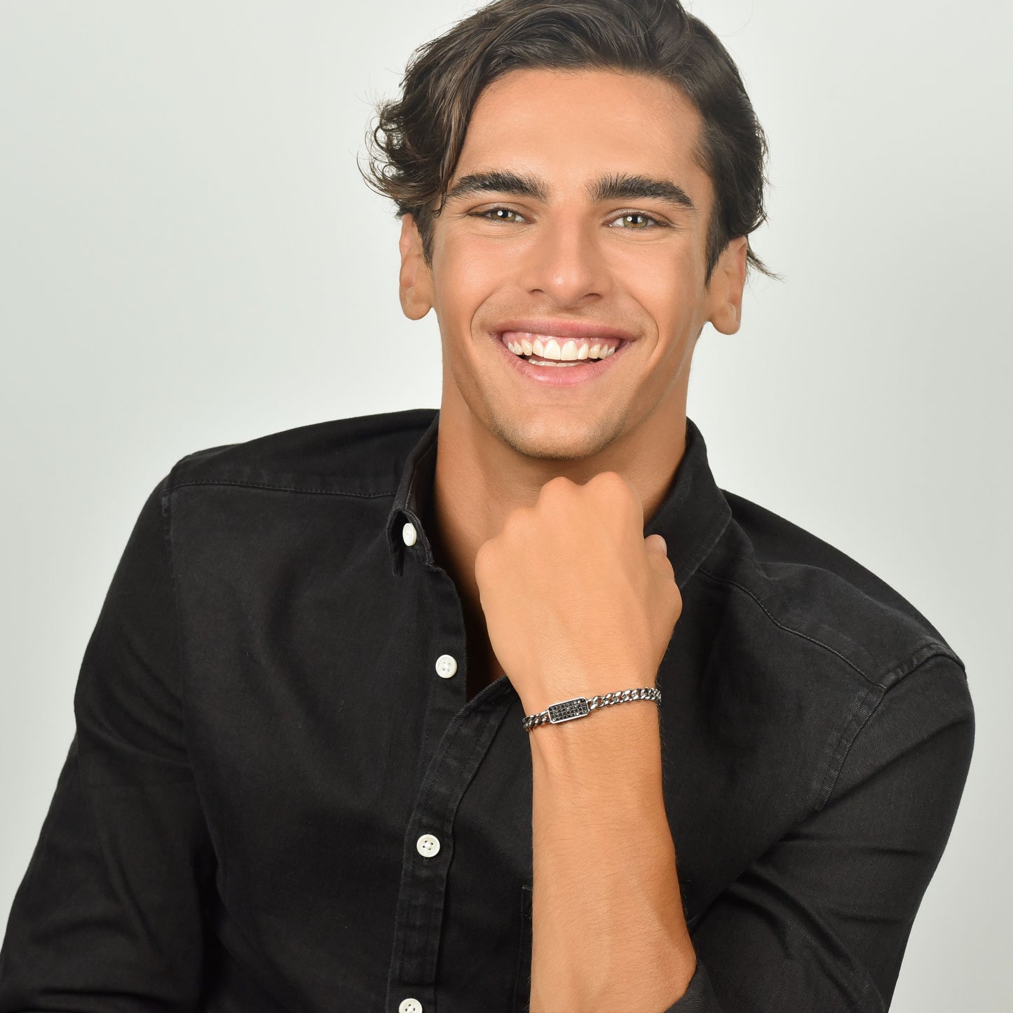 BRAZALETE DE ACERO PARA HOMBRE CON ELEMENTO DE CRISTAL NEGRO