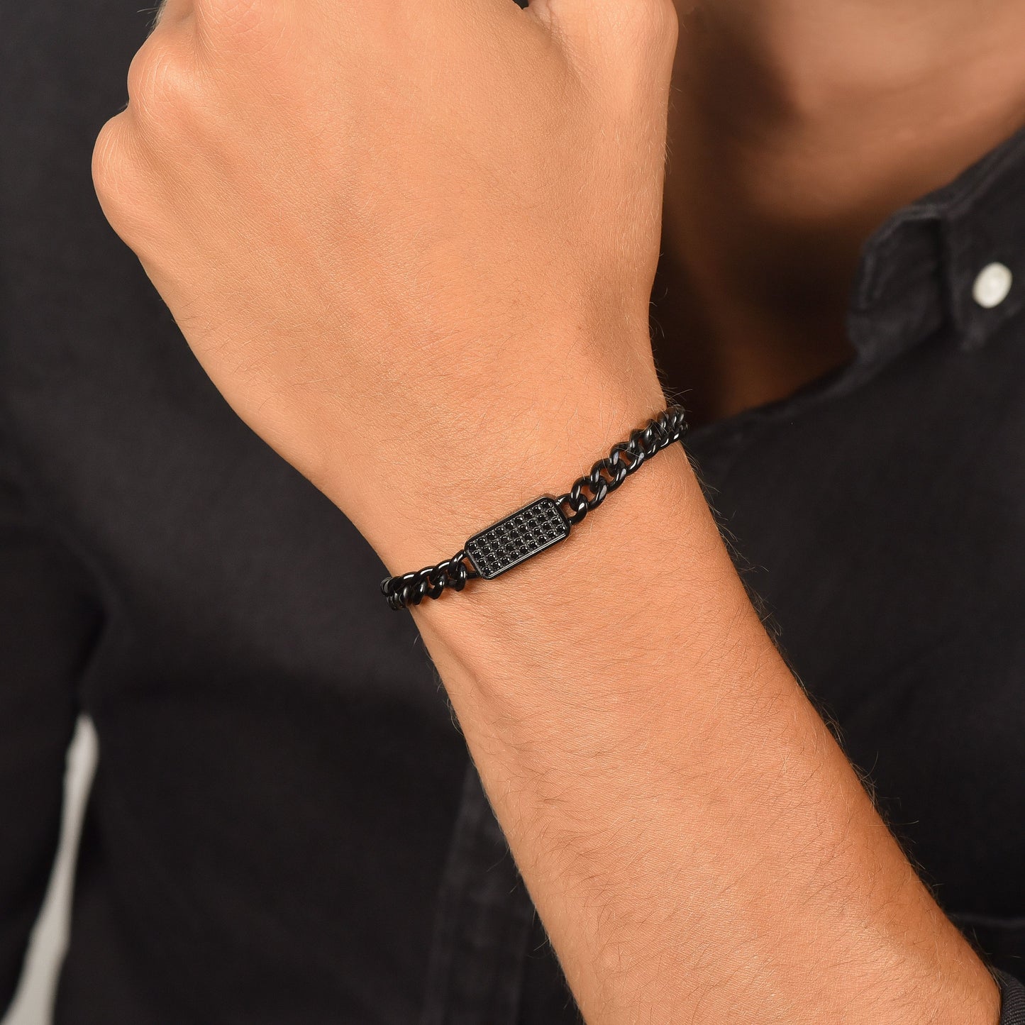 BRAZALETE DE HOMBRE DE ACERO IP NEGRO CON ELEMENTO DE CRISTAL NEGRO