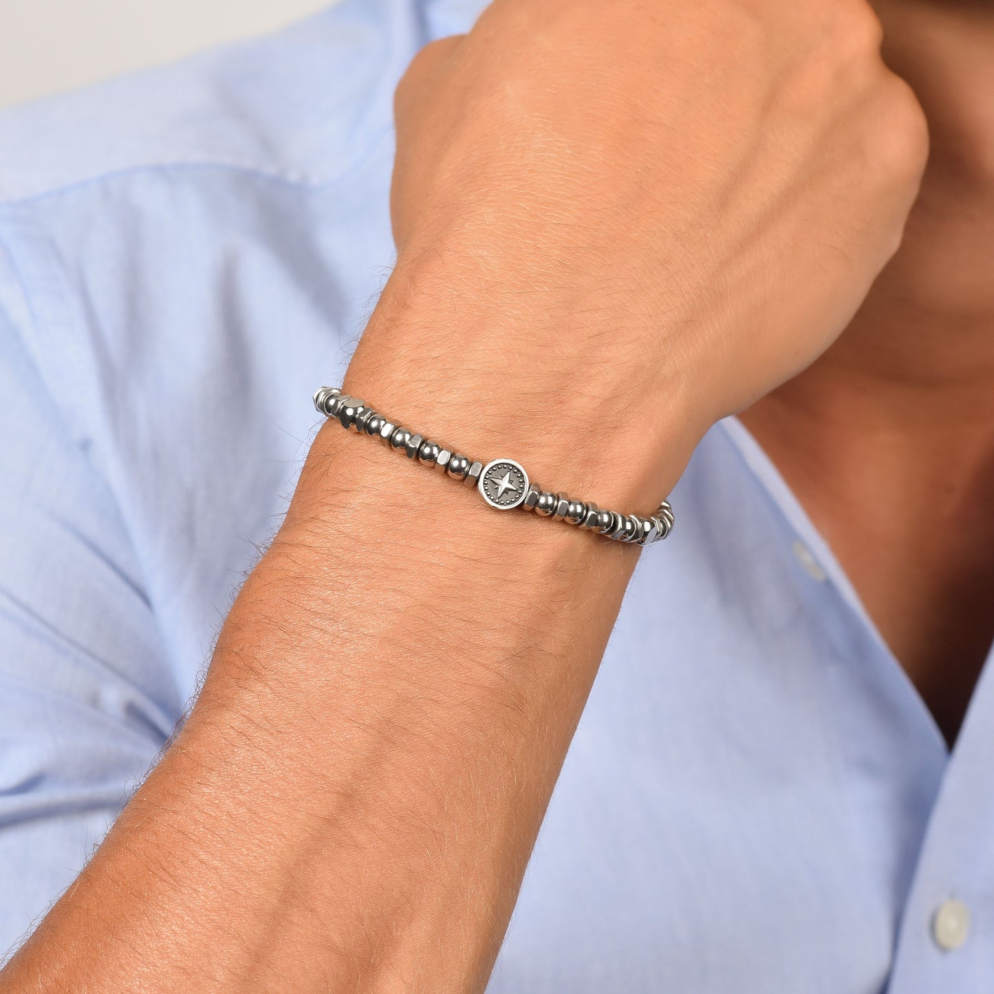 BRAZALETE DE ACERO PARA CABALLERO CON ROSA DE LOS VIENTOS Y ESMALTE NEGRO