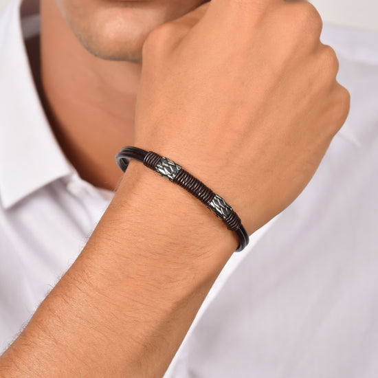 PULSERA DE CABALLERO DE CUERO NEGRO CON ELEMENTOS DE ACERO