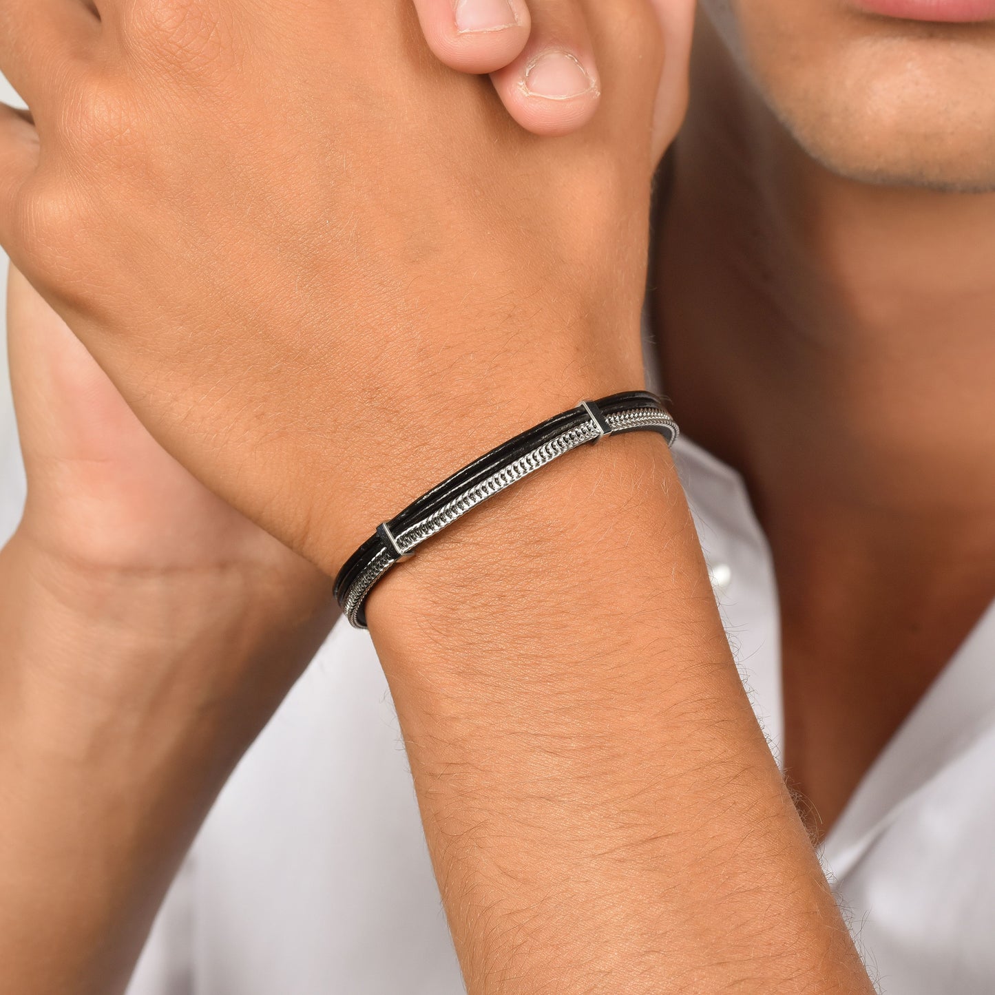 PULSERA DE CABALLERO DE CUERO NEGRO CON ELEMENTOS DE ACERO