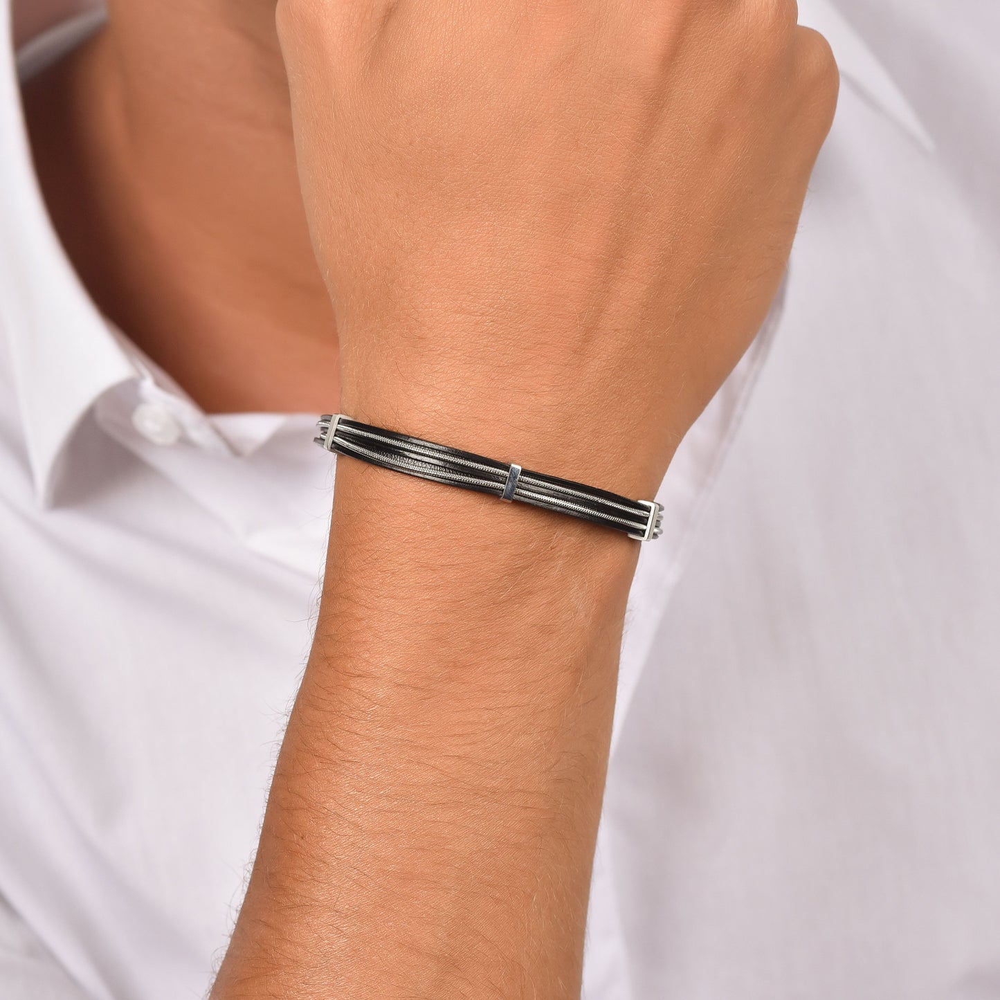 PULSERA DE CABALLERO DE CUERO NEGRO CON ELEMENTOS DE ACERO