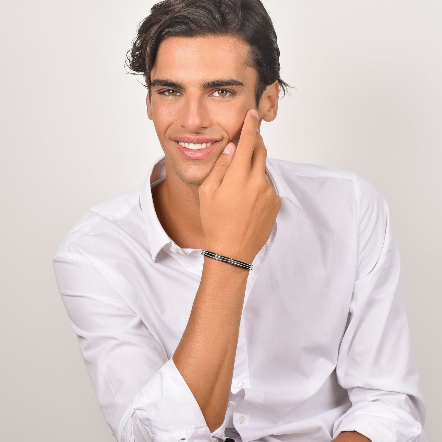 PULSERA DE CABALLERO DE CUERO NEGRO CON ELEMENTOS DE ACERO