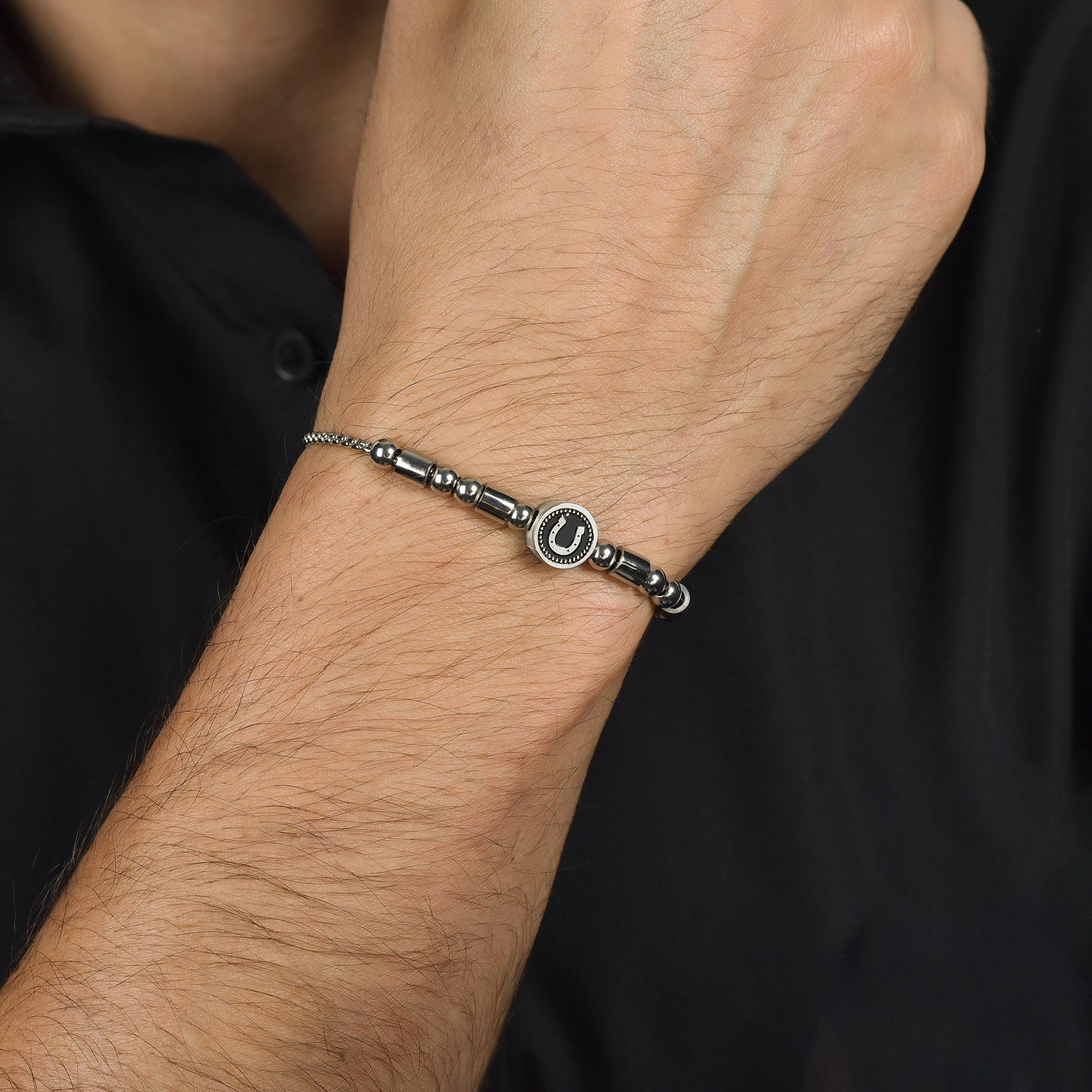 ELEMENTO DE PULSERA DE ACERO PARA HOMBRE CON HERRADURA DE PLATA Y ESMALTE NEGRO