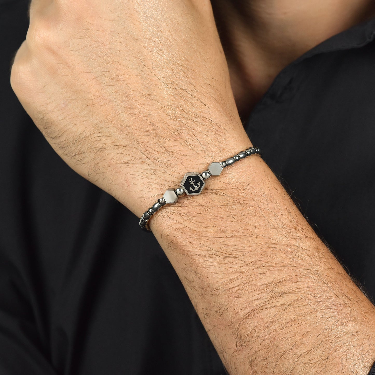PULSERA ELEMENTO DE ACERO PARA HOMBRE CON ANCLA PLATEADA Y ESMALTE NEGRO