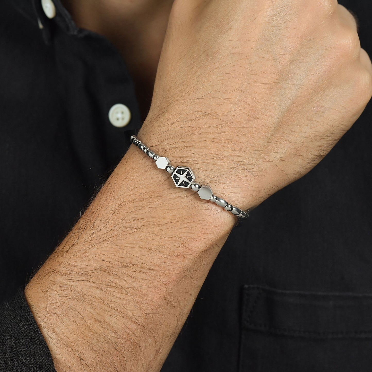 PULSERA ELEMENTO DE ACERO PARA HOMBRE CON ROSA DE LOS VIENTOS PLATEADA Y ESMALTE NEGRO