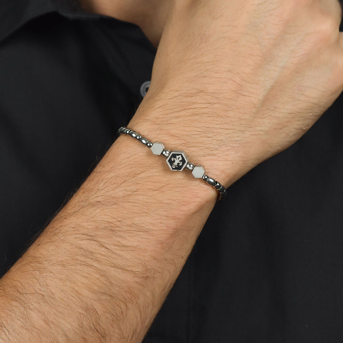 PULSERA ELEMENTO DE ACERO PARA HOMBRE CON LIRIO PLATEADO Y ESMALTE NEGRO