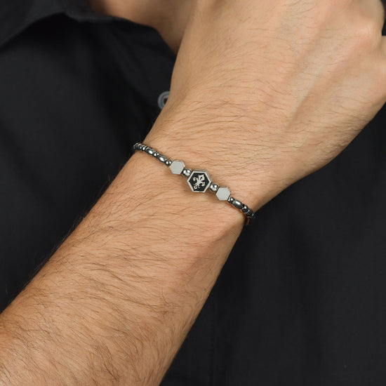 PULSERA ELEMENTO DE ACERO PARA HOMBRE CON LIRIO PLATEADO Y ESMALTE NEGRO