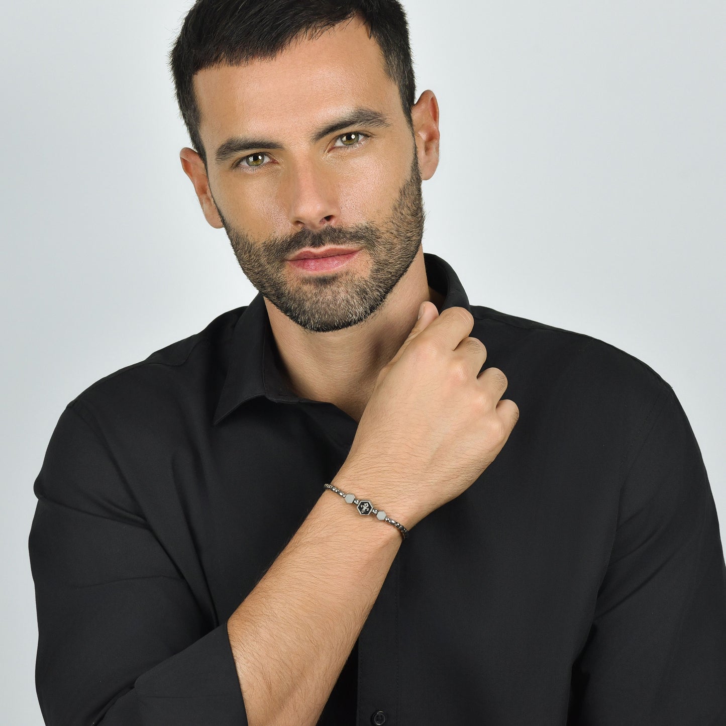 PULSERA ELEMENTO DE ACERO PARA HOMBRE CON LIRIO PLATEADO Y ESMALTE NEGRO
