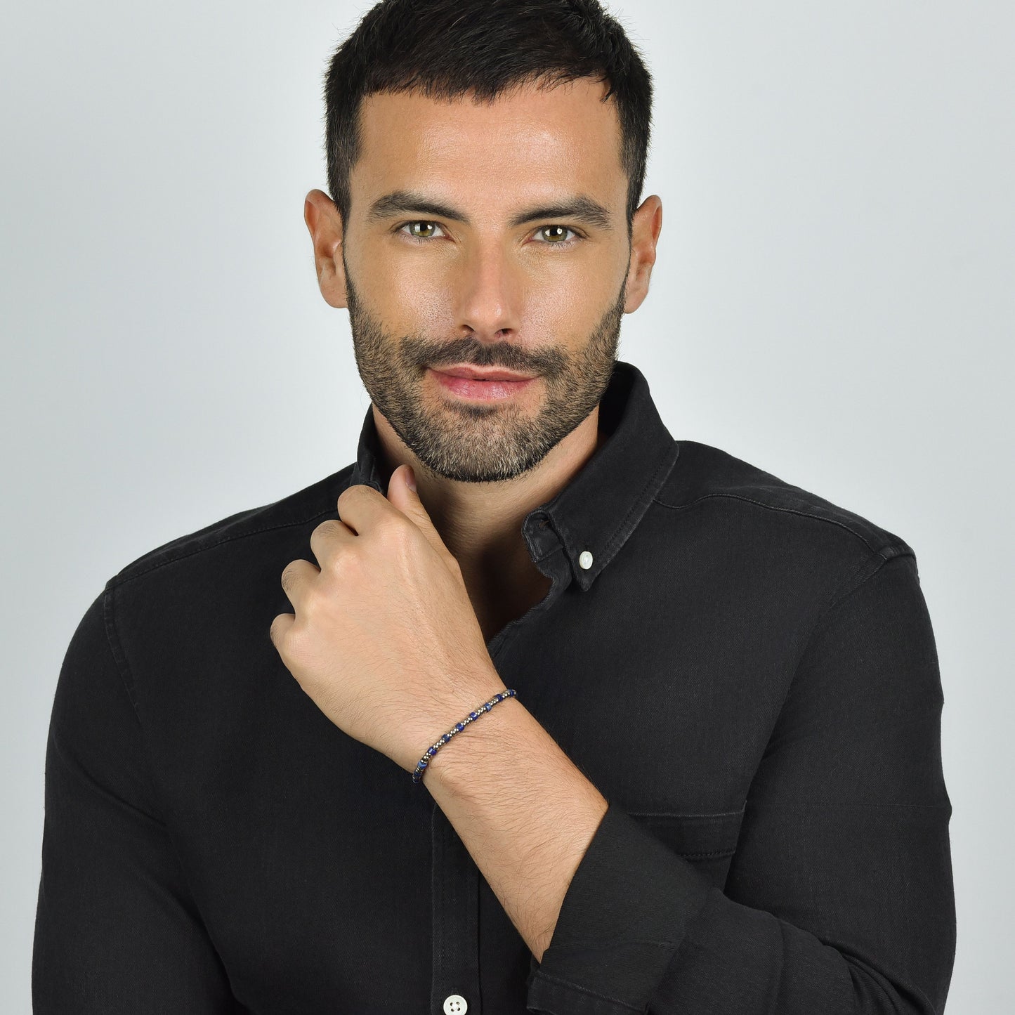 PULSERA DE ACERO PARA HOMBRE CON ELEMENTOS PLATEADOS Y PIEDRAS AZULES