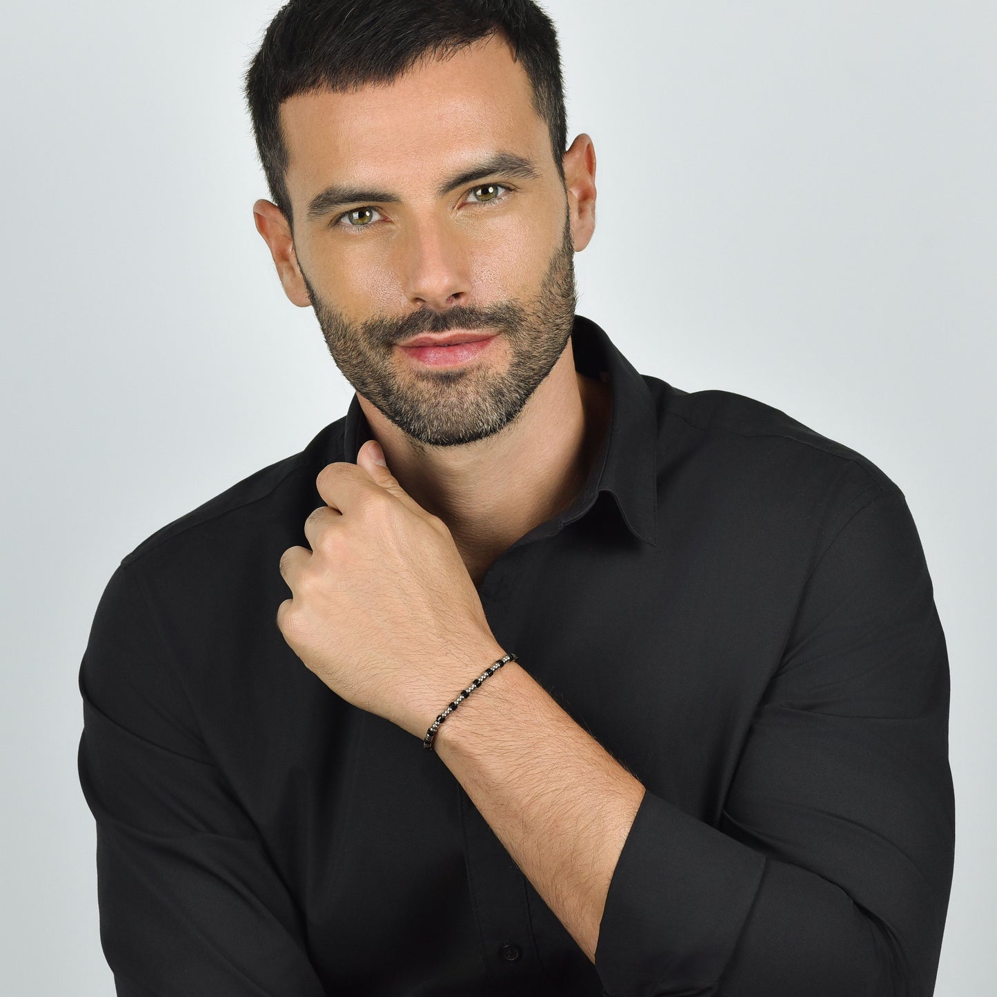 PULSERA DE ACERO PARA HOMBRE CON ELEMENTOS PLATEADOS Y PIEDRAS NEGRAS