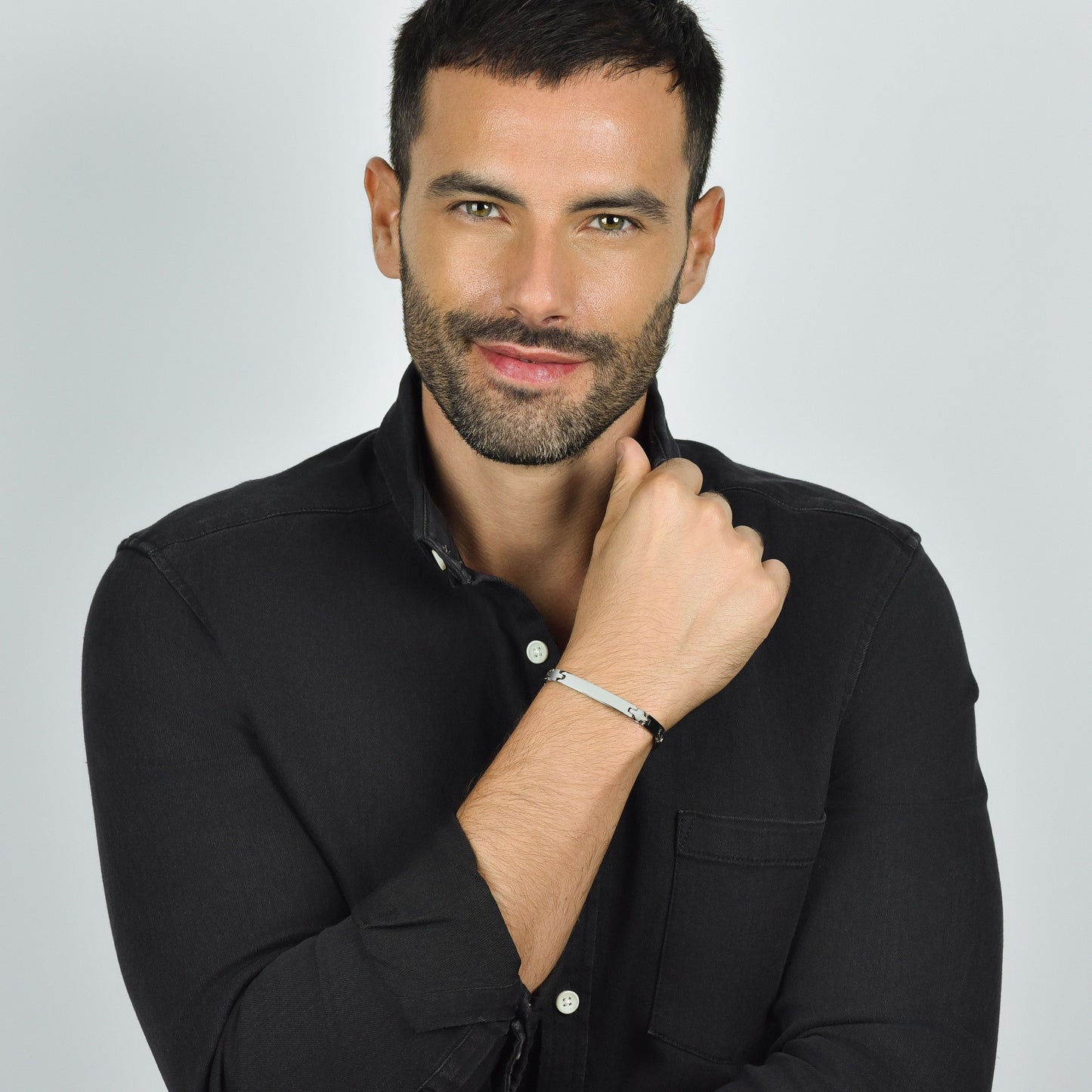 PULSERA DE ACERO PARA HOMBRE CON PLACA Y CRUCES DE PLATA