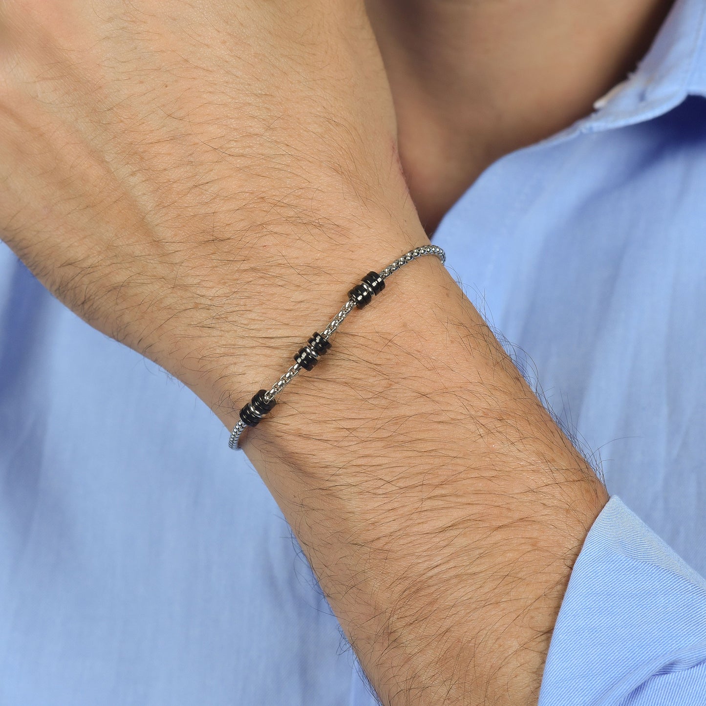 BRAZALETE DE ACERO PARA HOMBRE CON ELEMENTOS IP NEGROS Y PLATEADOS