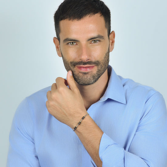 BRAZALETE DE ACERO PARA HOMBRE CON ELEMENTOS IP NEGROS Y PLATEADOS