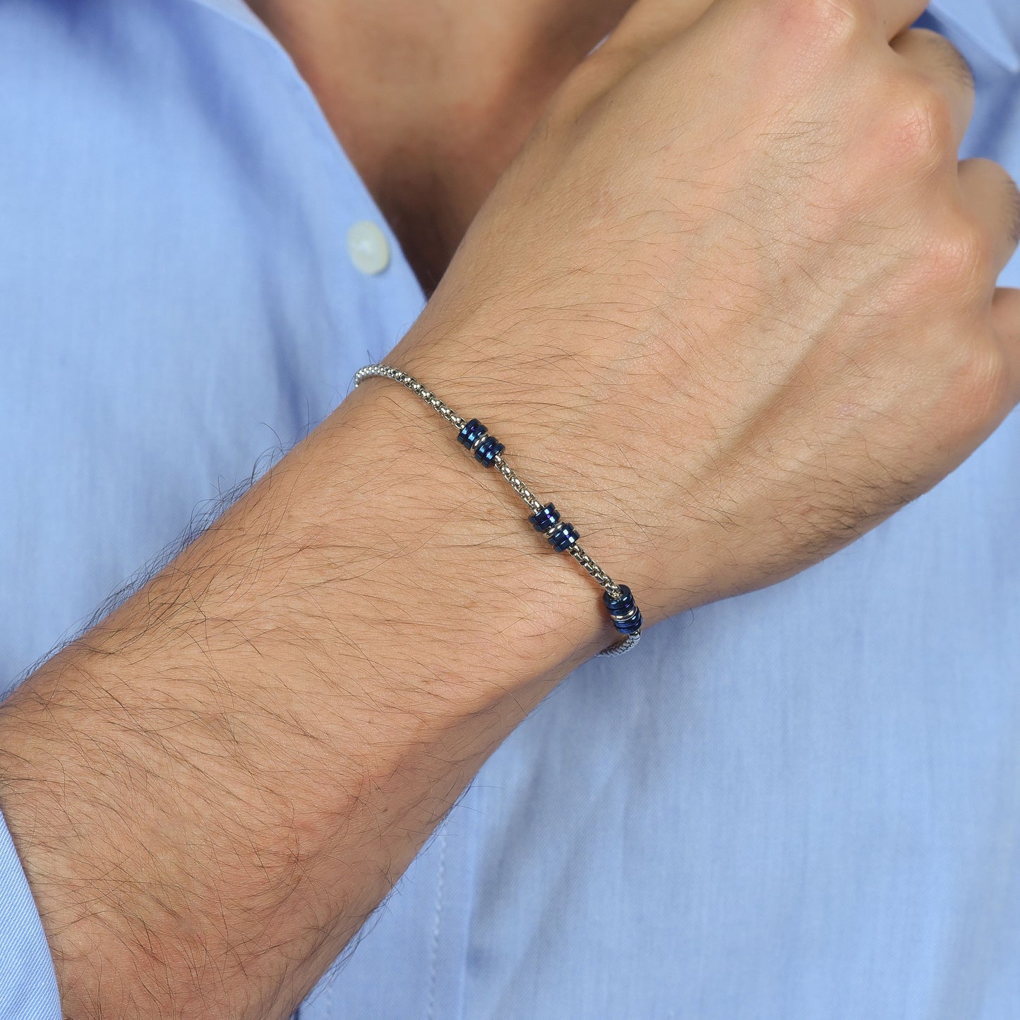 PULSERA DE ACERO PARA HOMBRE CON ELEMENTOS IP AZULES Y PLATEADOS