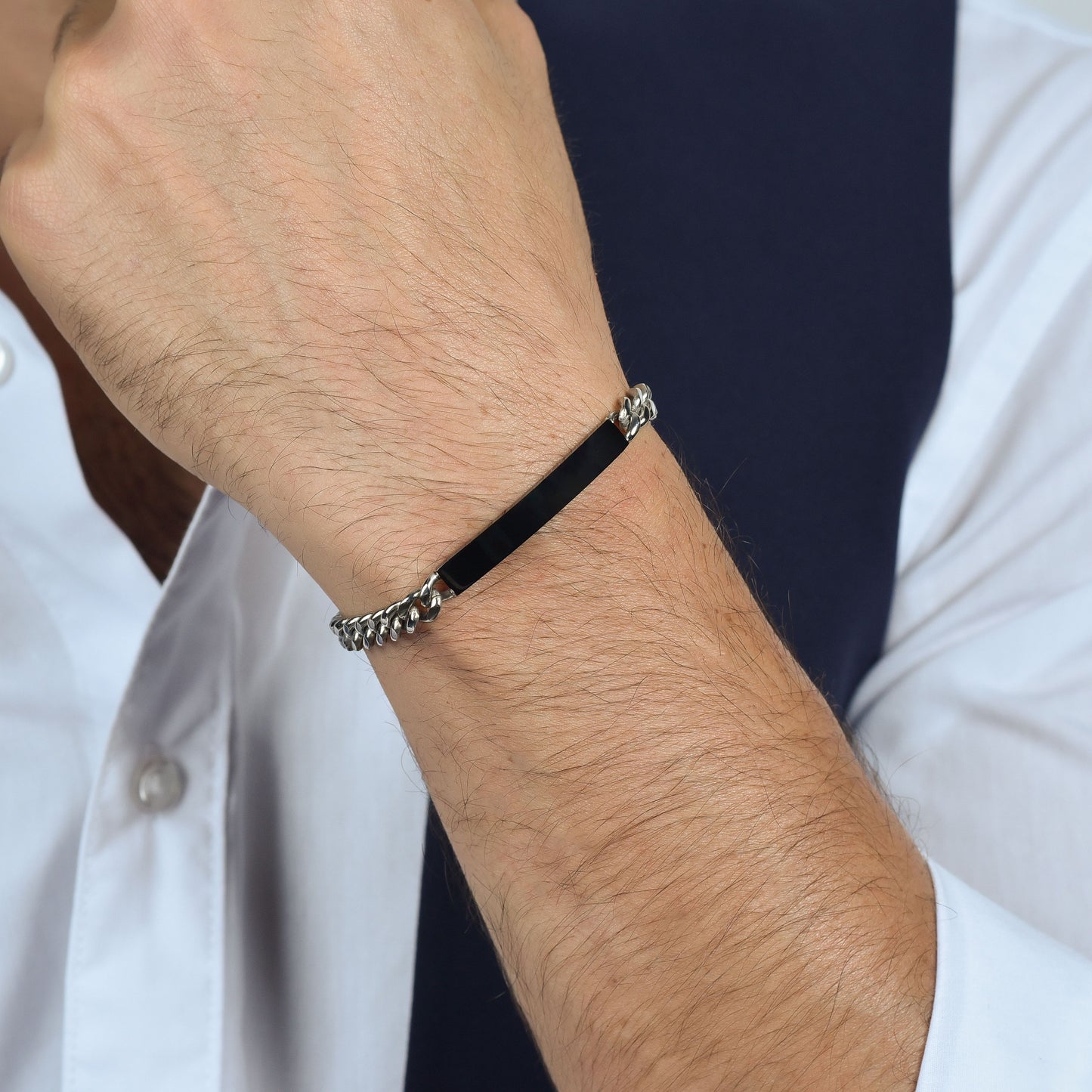 BRAZALETE DE ACERO PARA HOMBRE CON PLACA NEGRA IP PLATEADA
