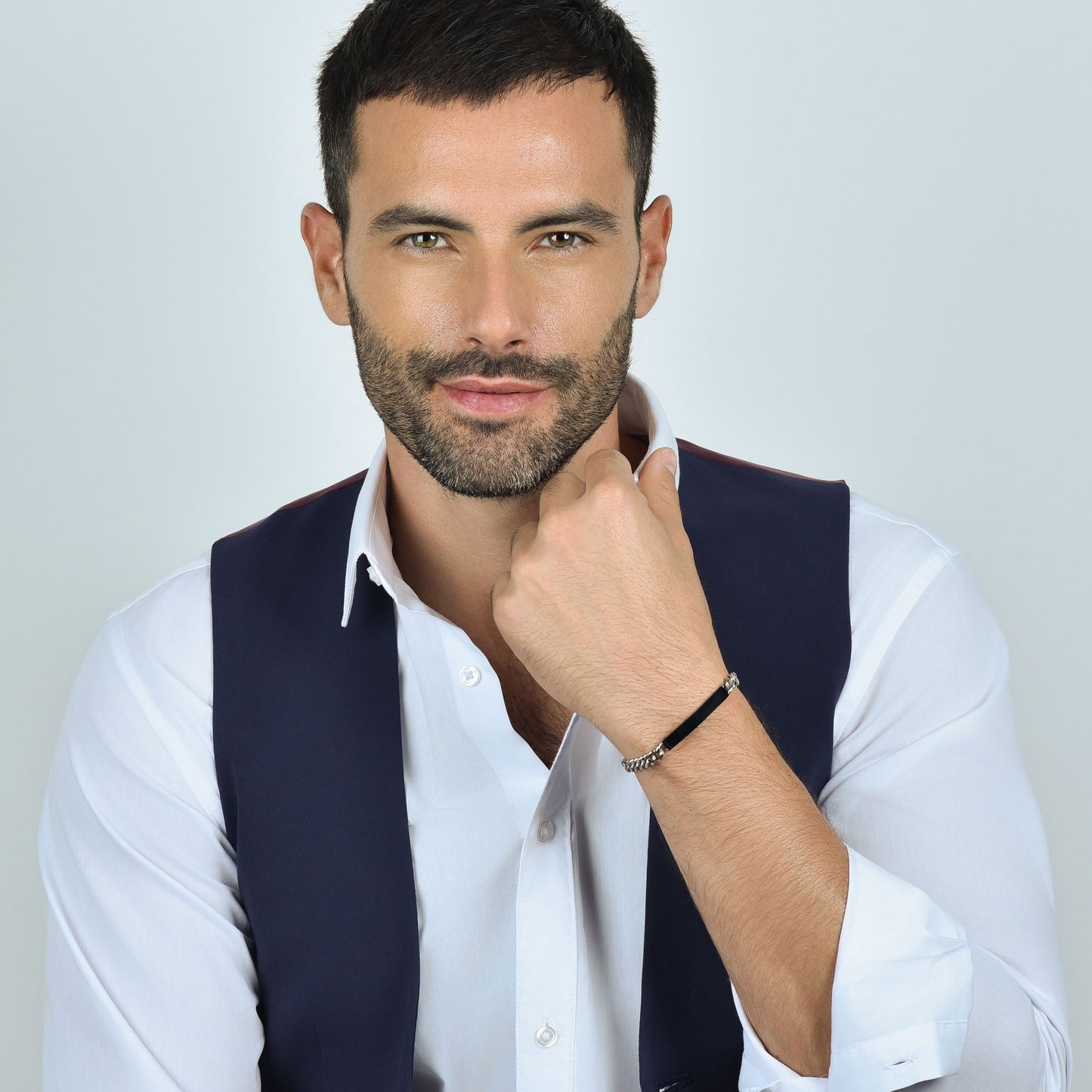 BRAZALETE DE ACERO PARA HOMBRE CON PLACA NEGRA IP PLATEADA