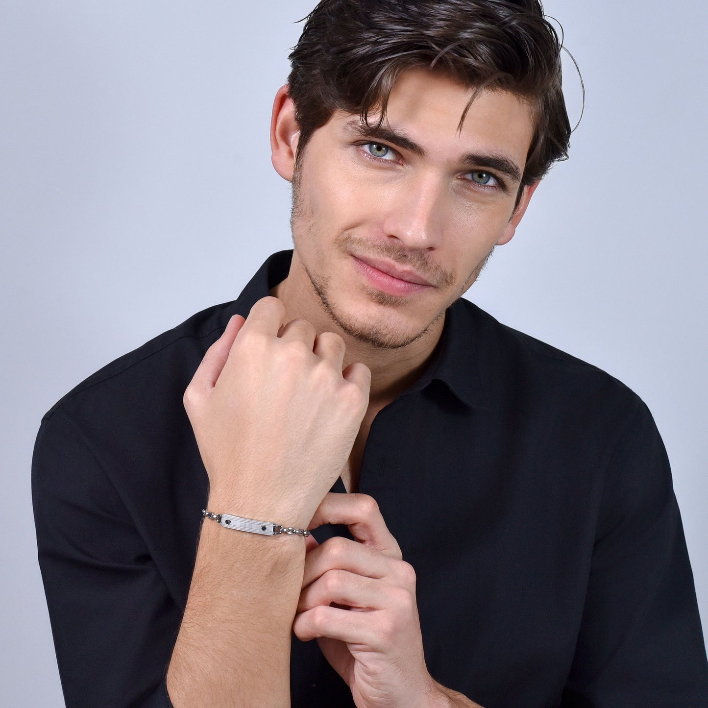 PULSERA DE ACERO PARA HOMBRE CON ELEMENTOS NEGROS