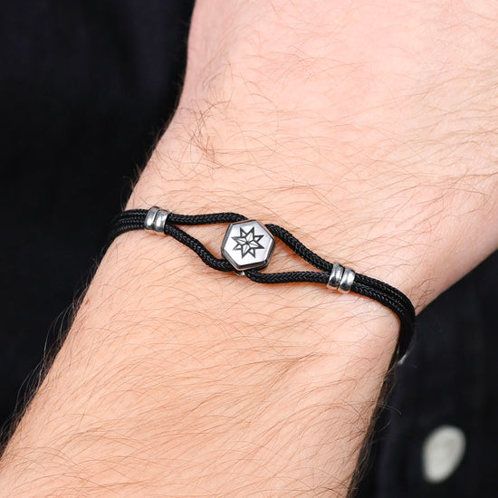 PULSERA DE CABALLERO DE CUERDA NEGRA Y ROSA DE LOS VIENTOS