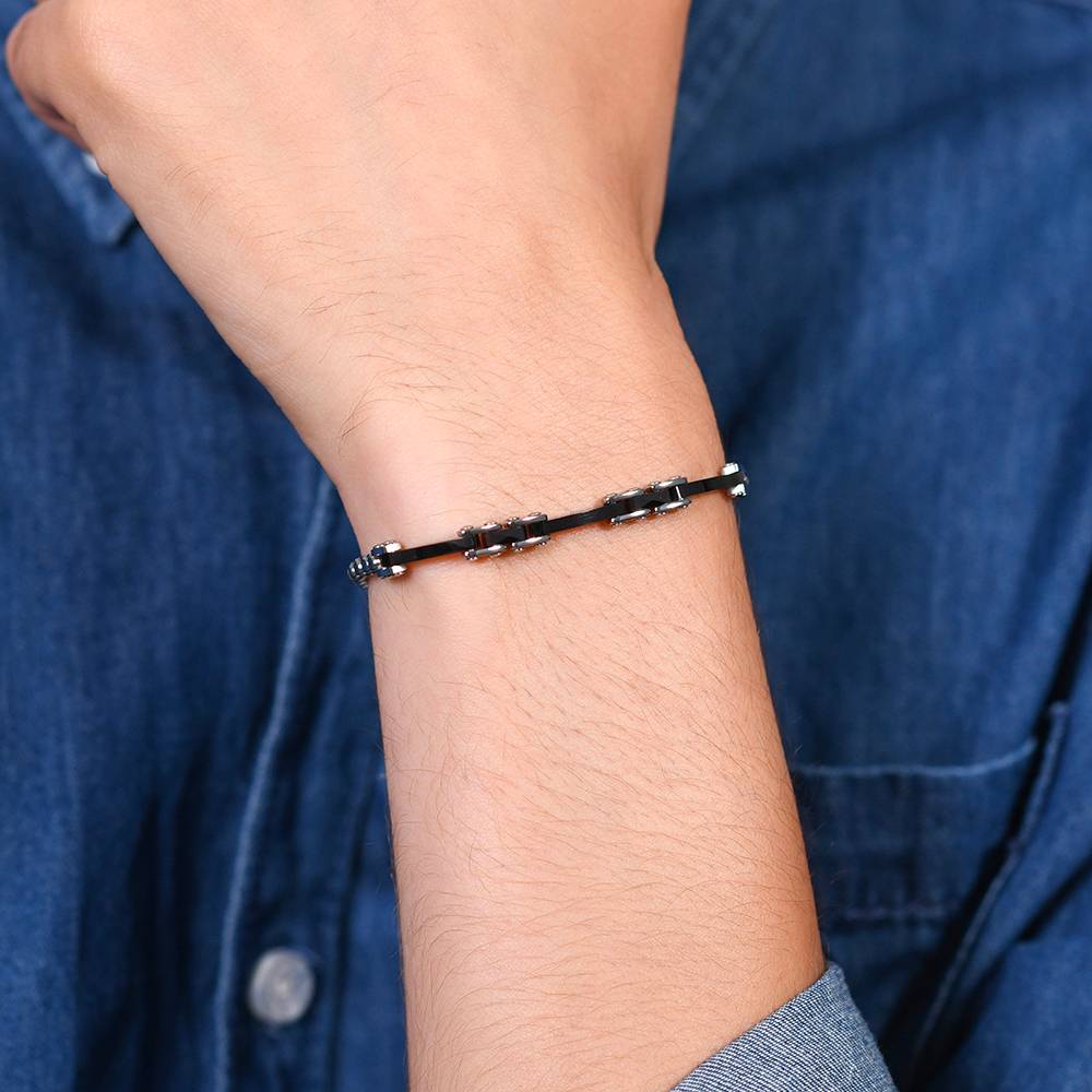 BRAZALETE DE CABALLERO DE ACERO Y CERÁMICA NEGRA
