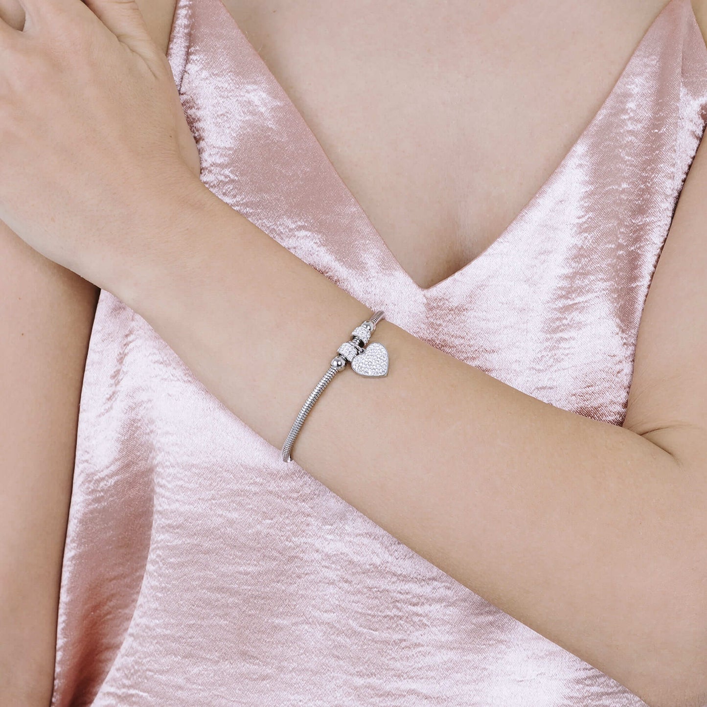PULSERA DE ACERO PARA MUJER CON CORAZÓN Y CRISTALES BLANCOS