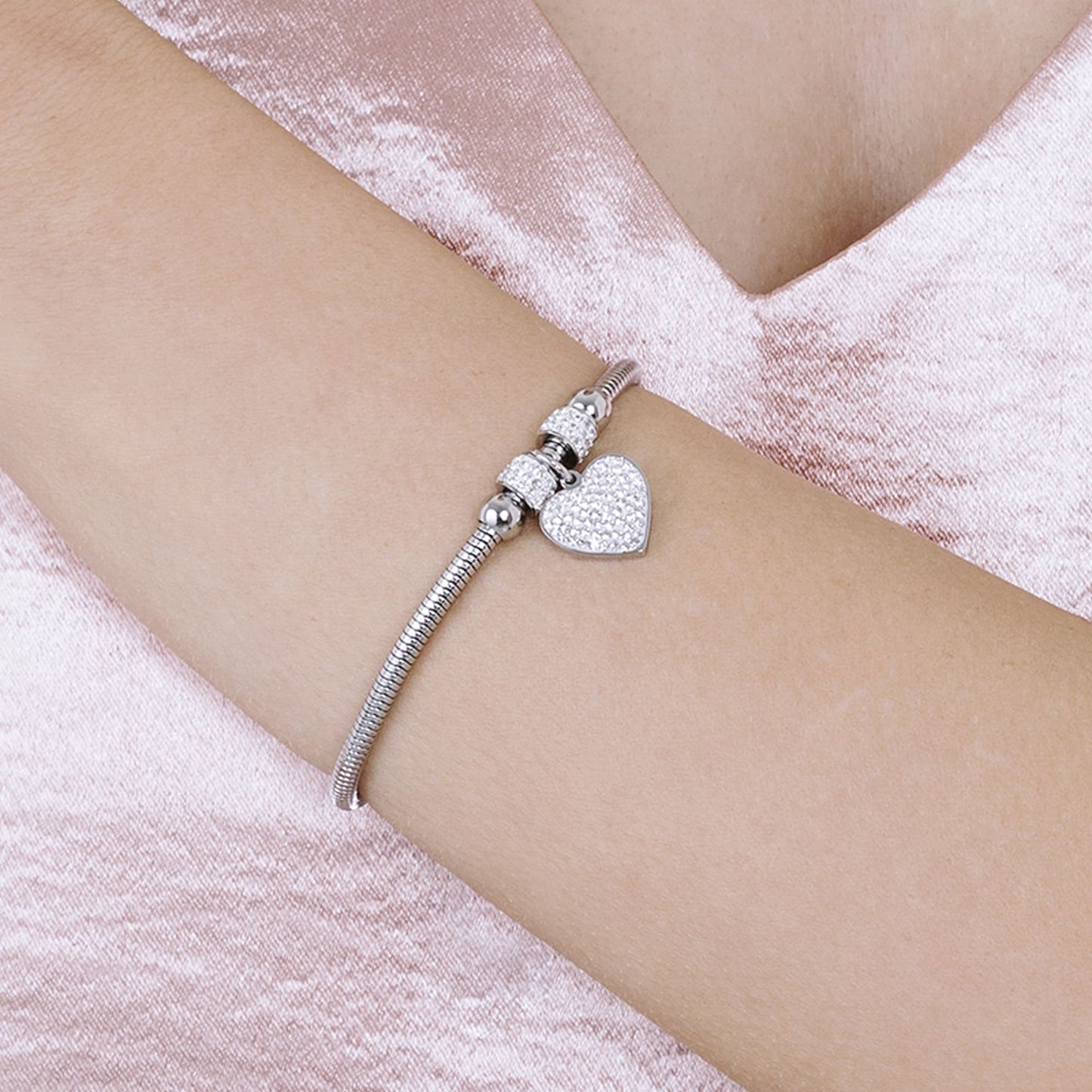 PULSERA DE ACERO PARA MUJER CON CORAZÓN Y CRISTALES BLANCOS