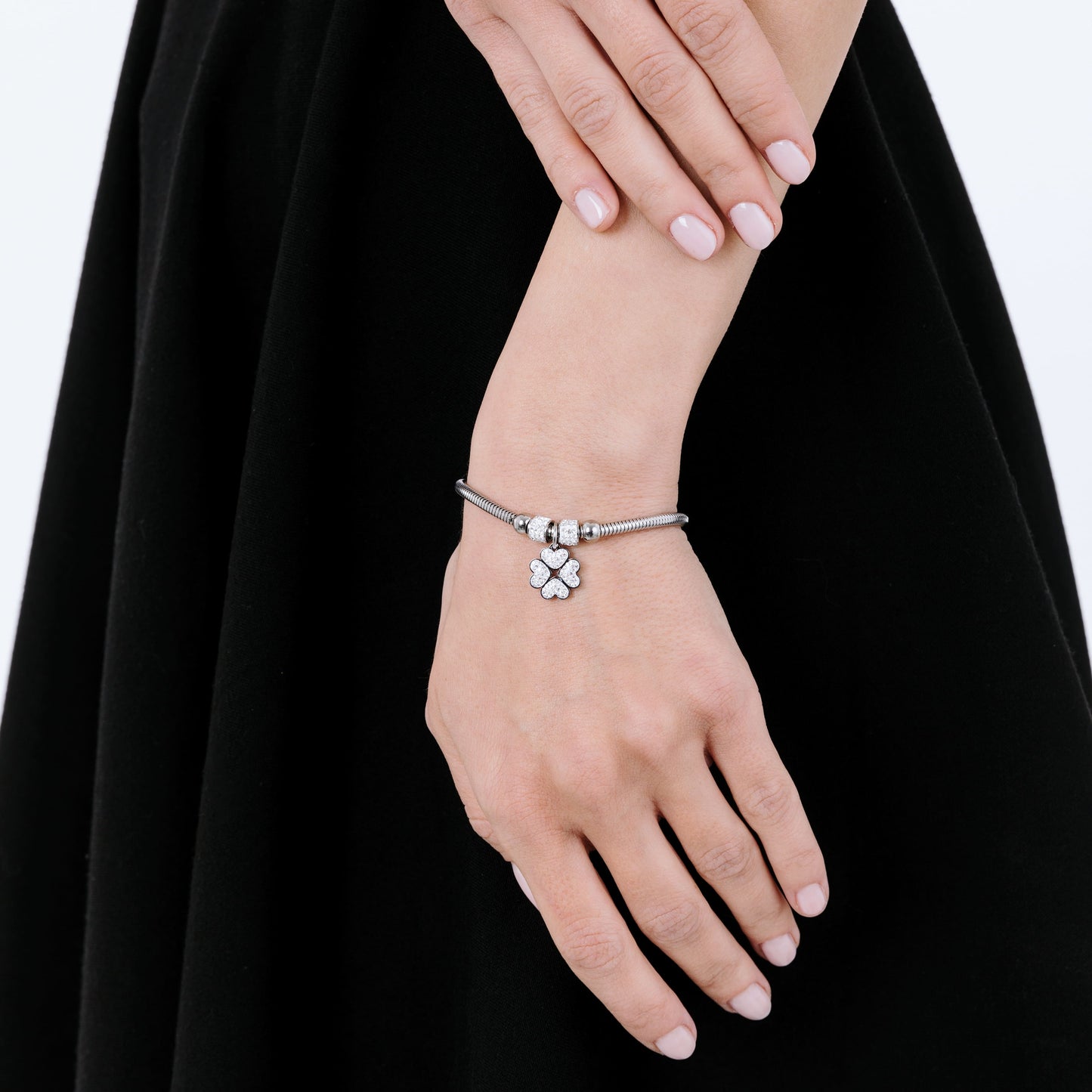 PULSERA DE ACERO PARA MUJER CON TRÉBOL DE CUATRO HOJAS Y CRISTALES BLANCOS