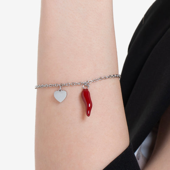 PULSERA DE ACERO PARA MUJER CON CORAZÓN Y CUERNO ROJO