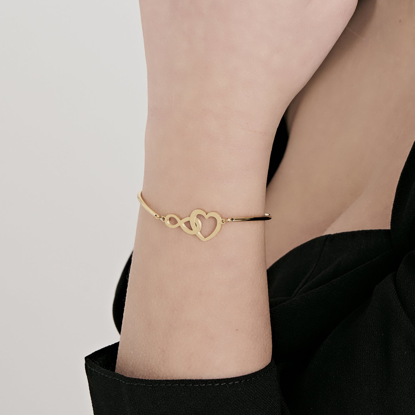 IP PULSERA DE ACERO DORADO PARA MUJER CON CORAZÓN E INFINITO