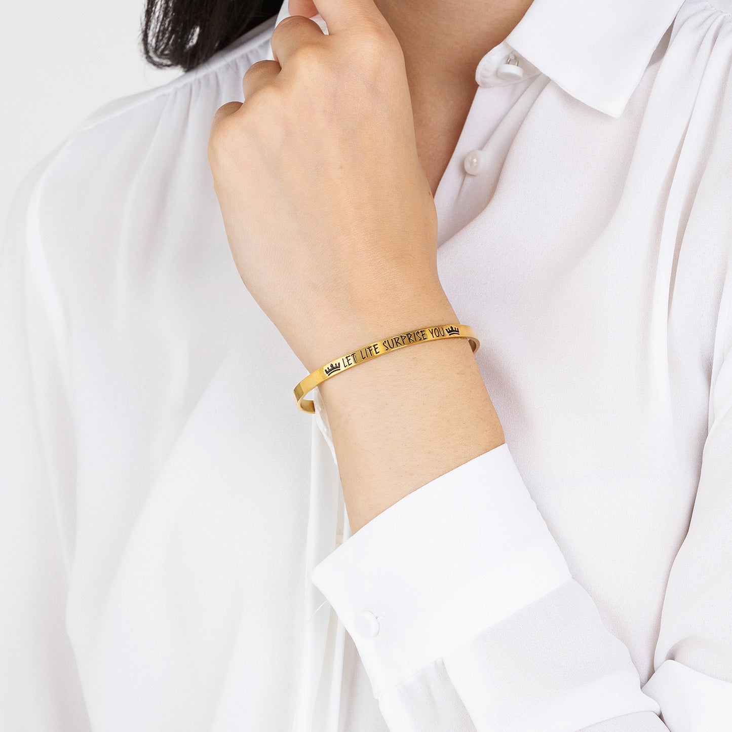 DEJA QUE LA VIDA TE SORPRENDA BRAZALETE DE ACERO DORADO PARA MUJER
