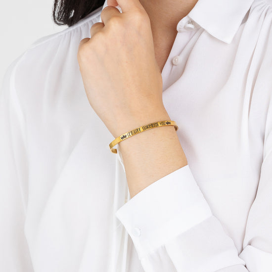DEJA QUE LA VIDA TE SORPRENDA BRAZALETE DE ACERO DORADO PARA MUJER