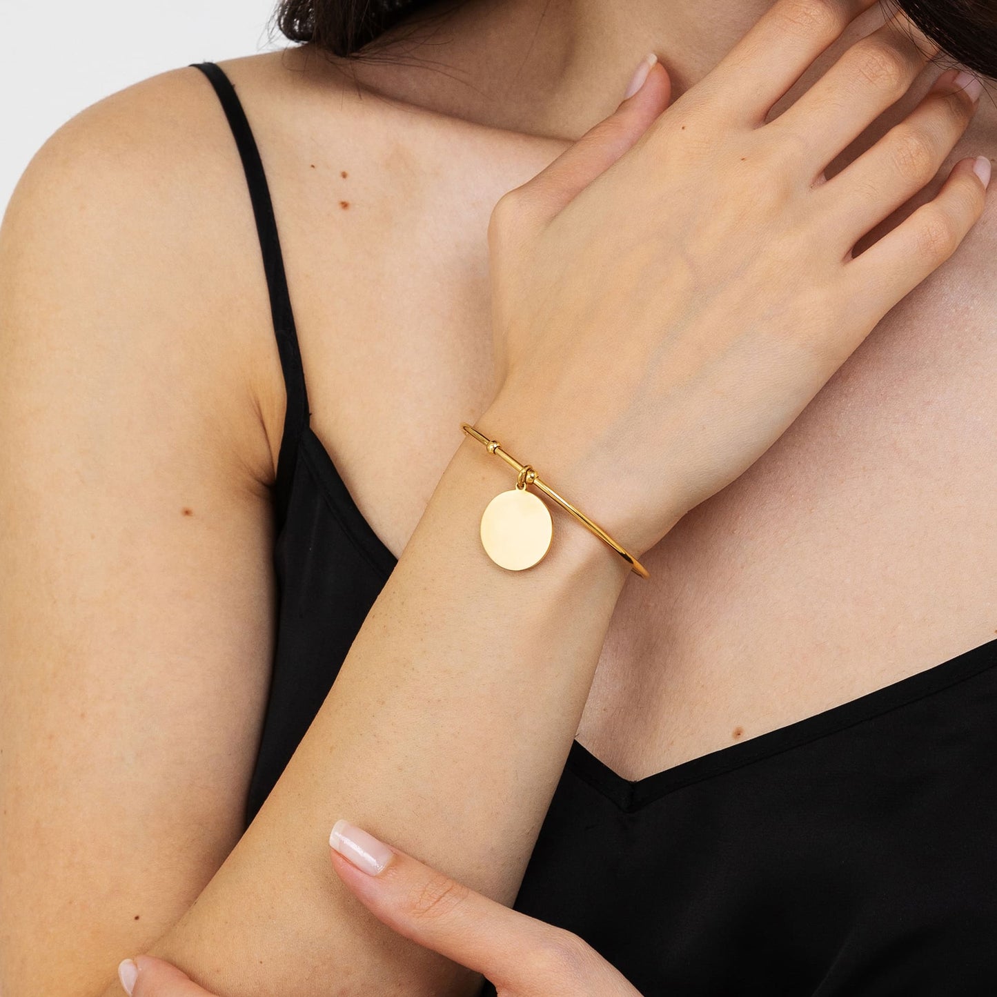 PULSERA CIRCULAR DE ACERO DORADO PERSONALIZADA PARA MUJER