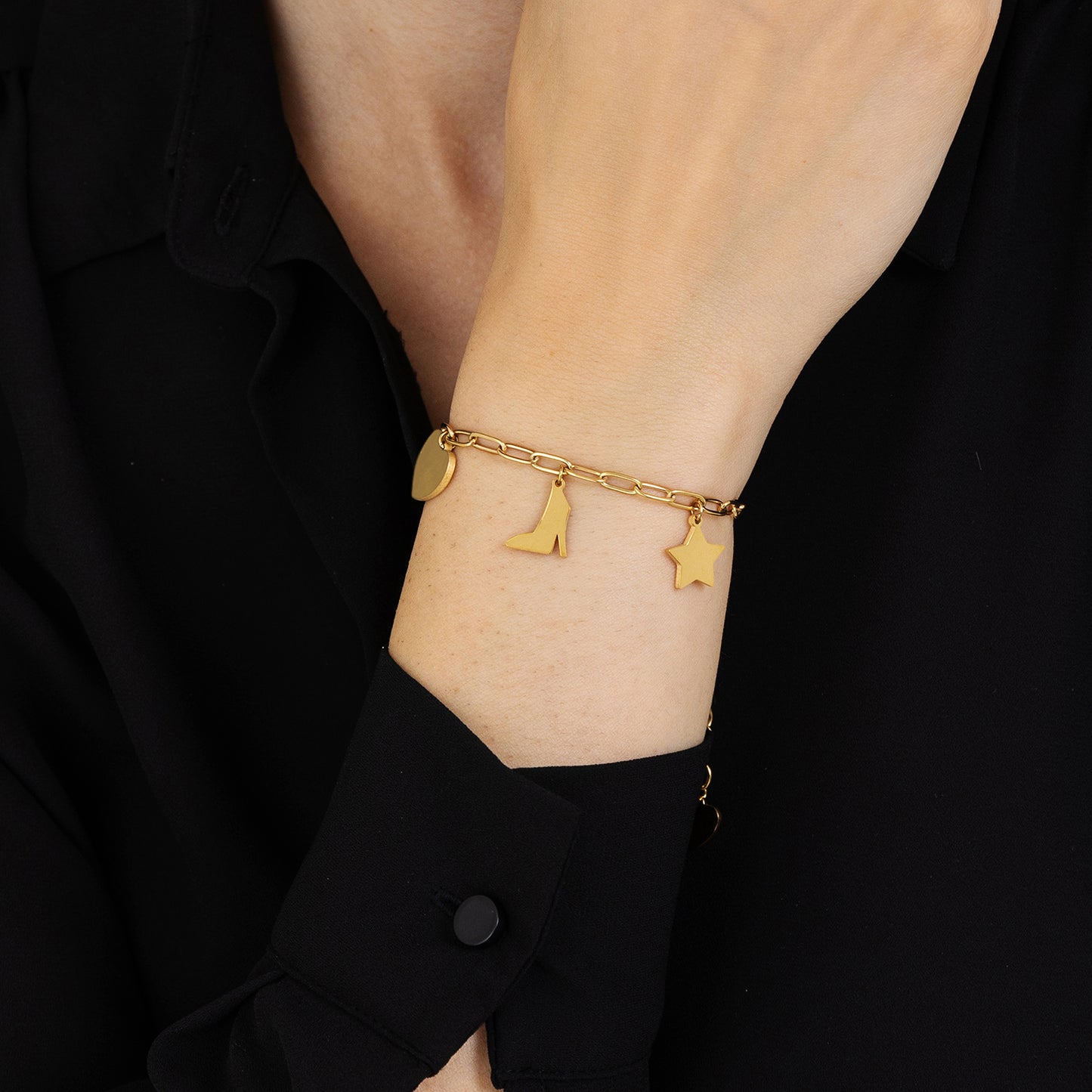 PULSERA DE ACERO DORADO PARA MUJER CON CORAZÓN, ZAPATO Y ESTRELLA
