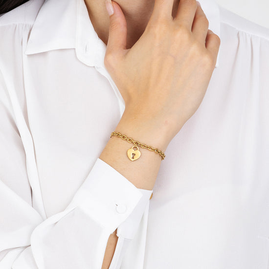 PULSERA DE ACERO DORADO CON CIERRE DE CORAZÓN PARA MUJER