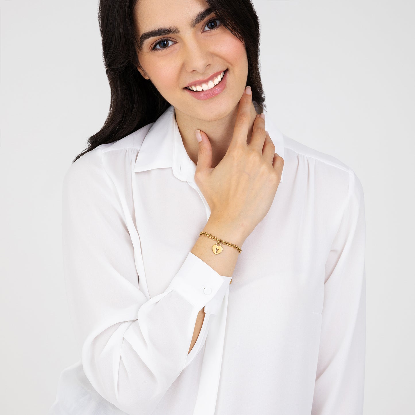 PULSERA DE ACERO DORADO CON CIERRE DE CORAZÓN PARA MUJER